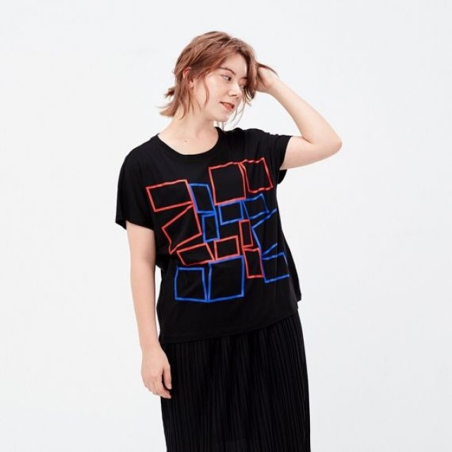 Áo thun nữ cổ tròn Uniqlo Colour And Rhythm UT Helio Oiticica 